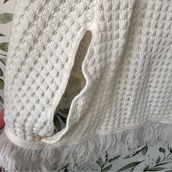 Vintage Knit Poncho Sweater with Fringe. Cream. One size. - Picture 4 of 8